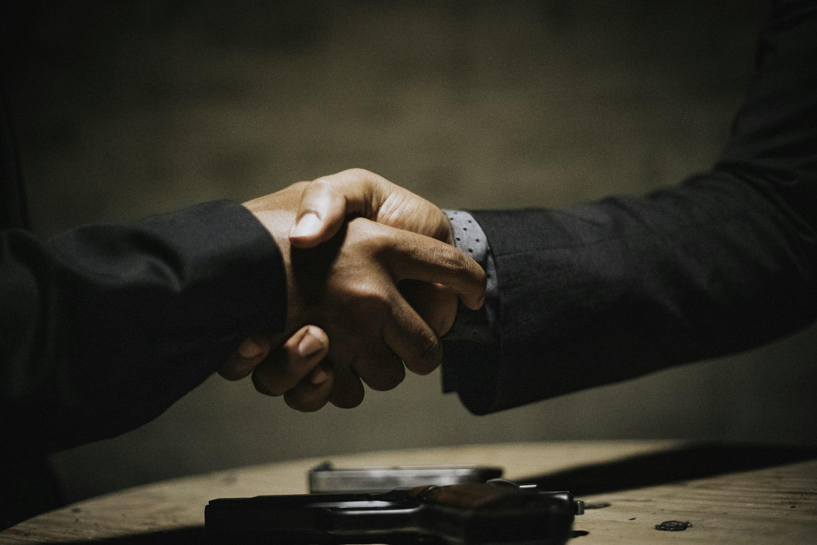 Twee ondernemers bezegelen een afspraak met een handdruk